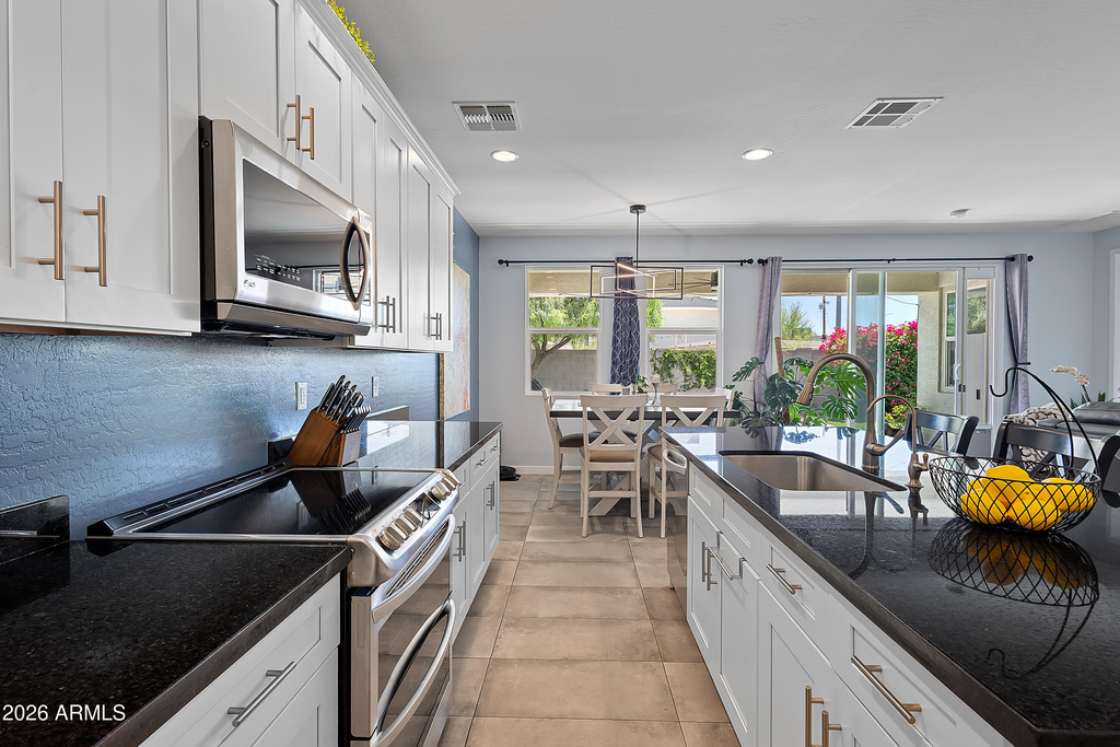 2319 W Darrow Street - Photo 7