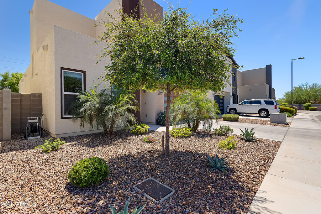 2319 W Darrow Street - Photo 1