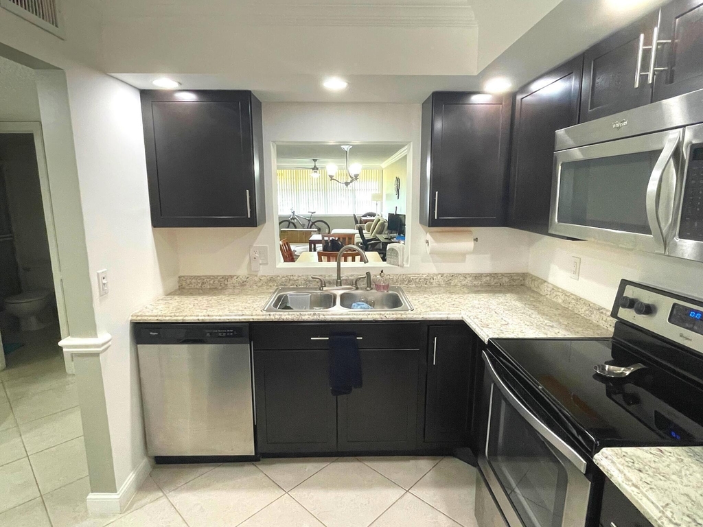 2805 Sw 22nd Avenue - Photo 2