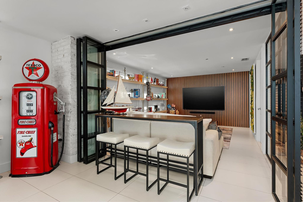 1040 Biscayne Boulevard - Photo 3