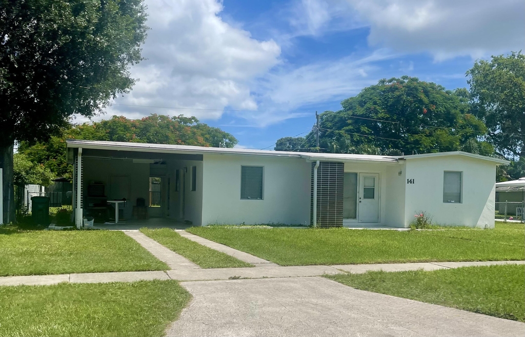 141 Se Bonita Court - Photo 0