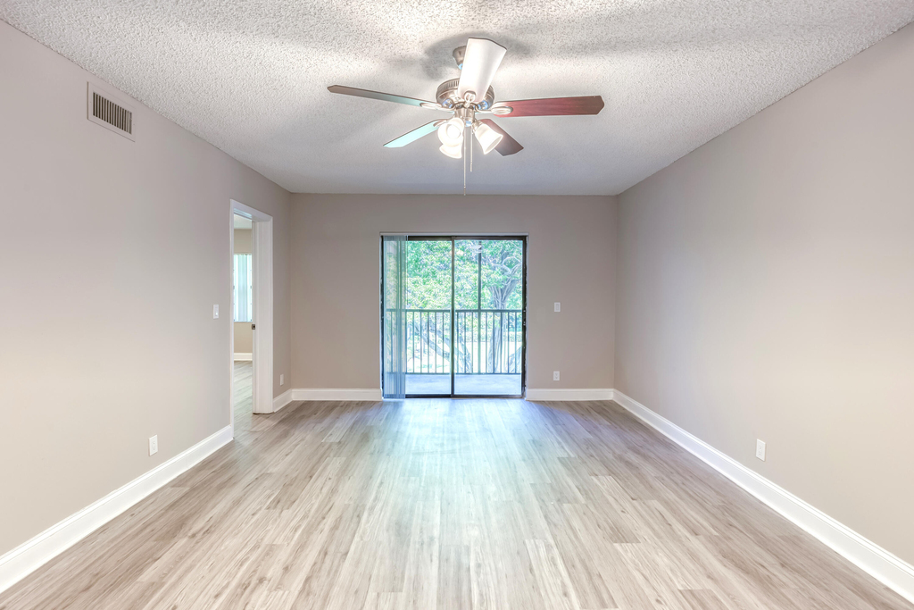 230 Se 10th Street - Photo 2