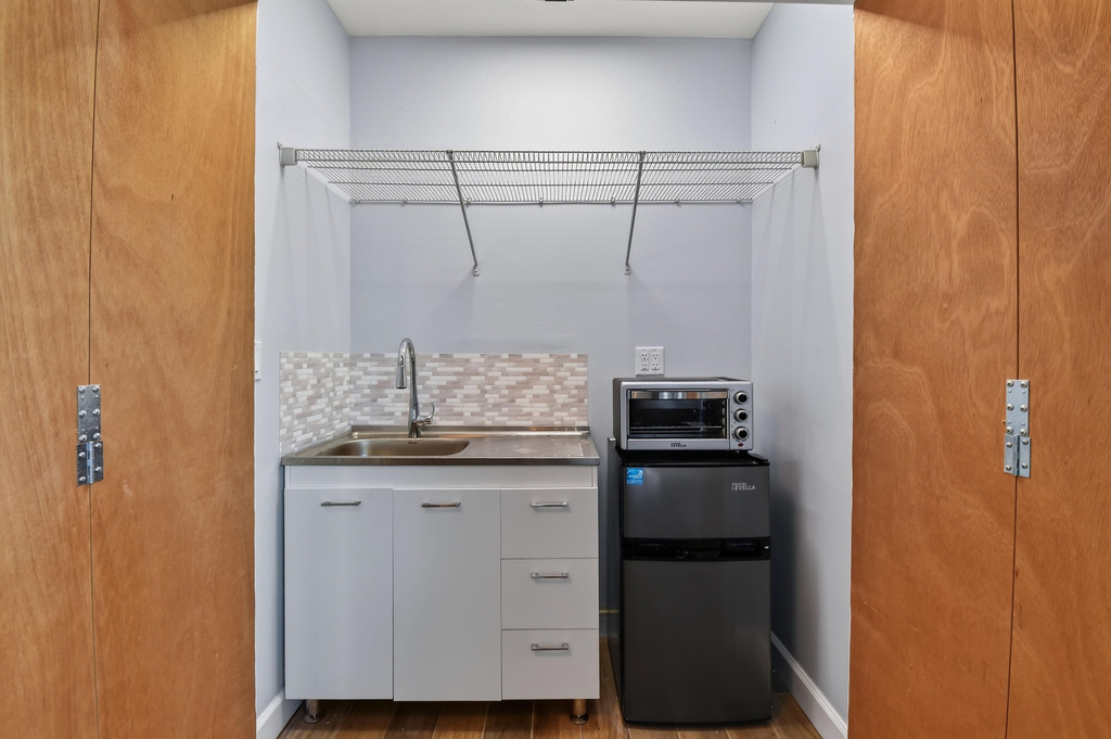 715 Green Street - Photo 2