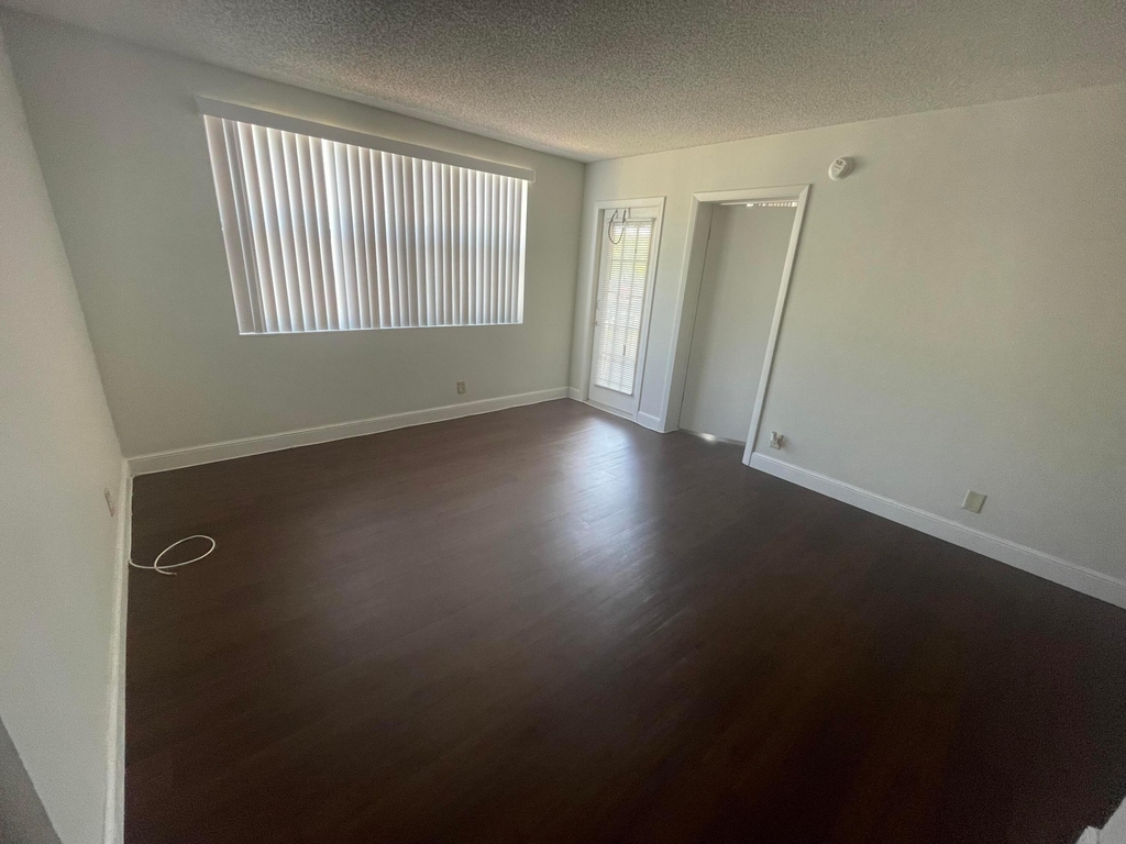 700 Executive Center Drive - Photo 4