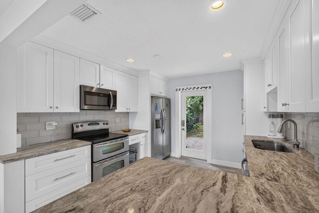 216 E 24th Street - Photo 17