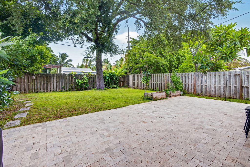 216 E 24th Street - Photo 35