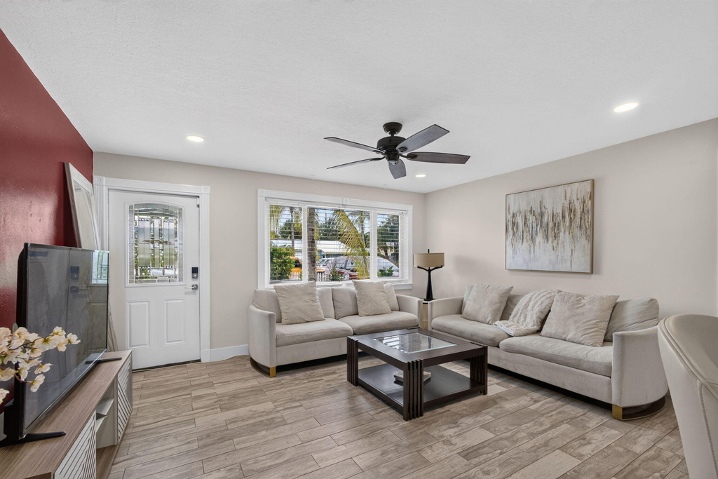 216 E 24th Street - Photo 6