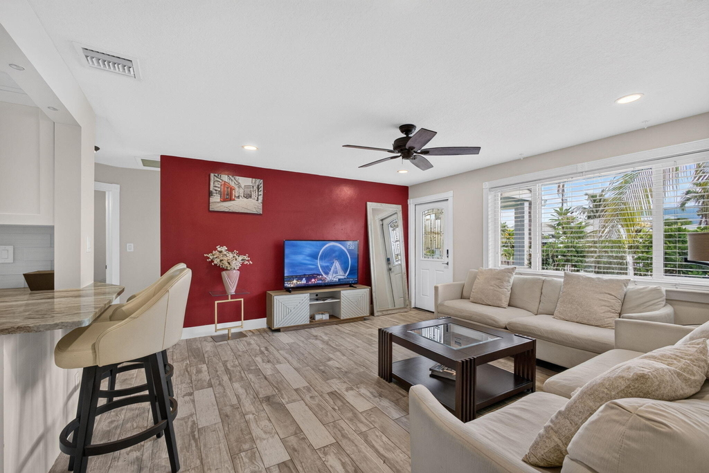 216 E 24th Street - Photo 5