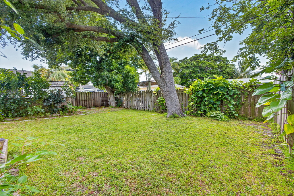 216 E 24th Street - Photo 37