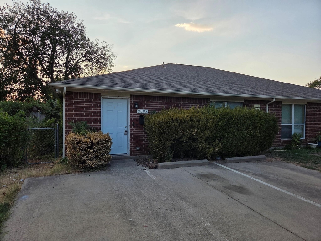 900 Naomi Lane - Photo 0