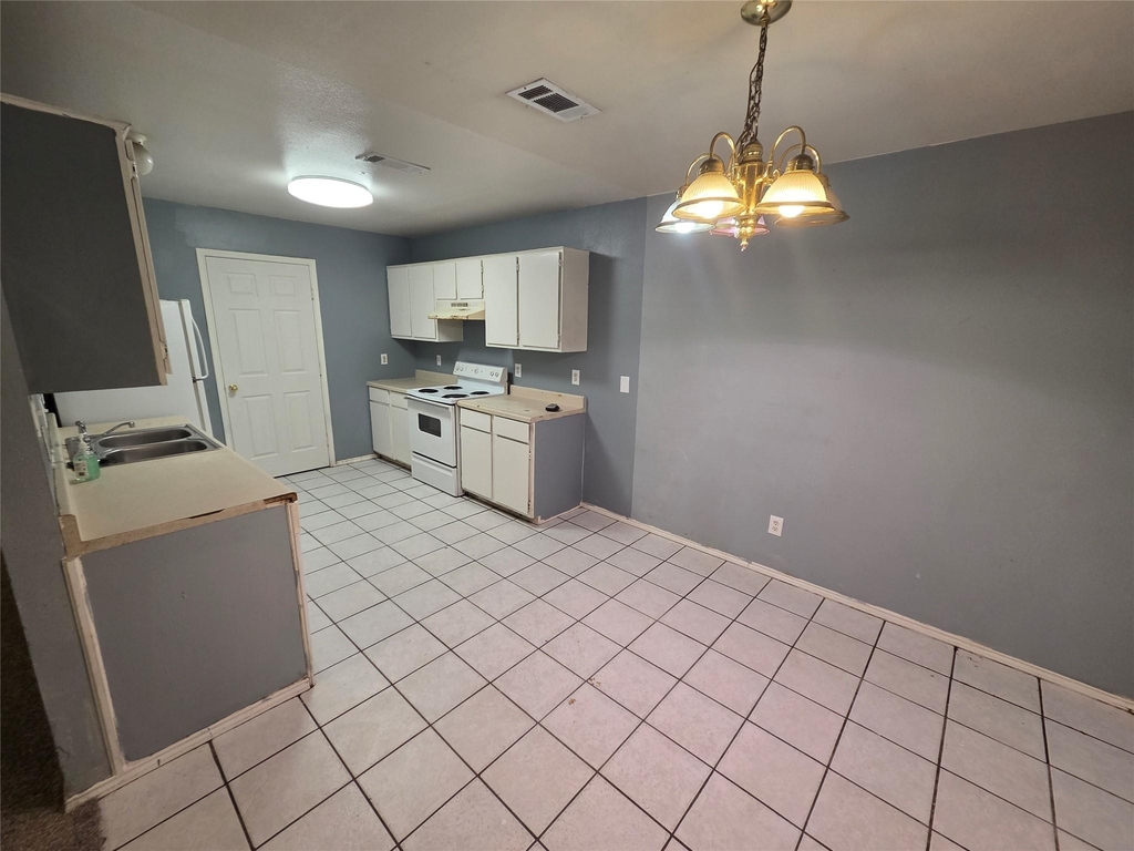 900 Naomi Lane - Photo 1