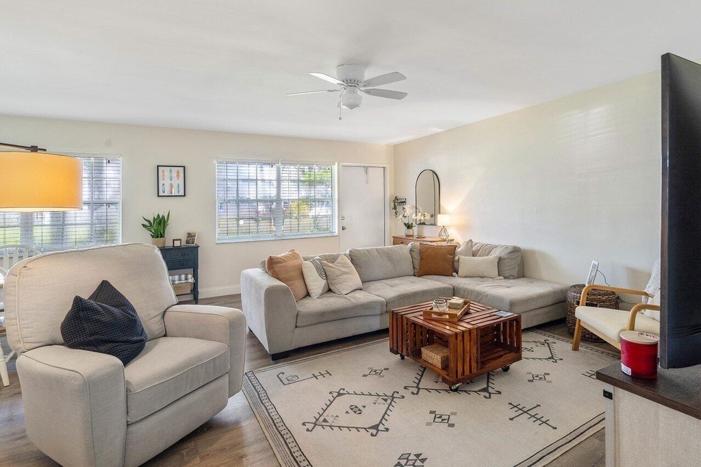 2455 Ne 51st Street - Photo 6
