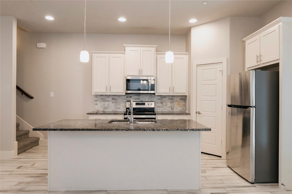 825 Eaglescliffe Landing - Photo 2