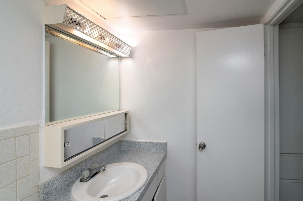 7030 Glenview Drive - Photo 11