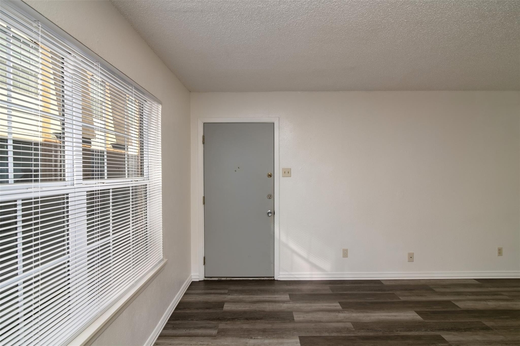 7030 Glenview Drive - Photo 6