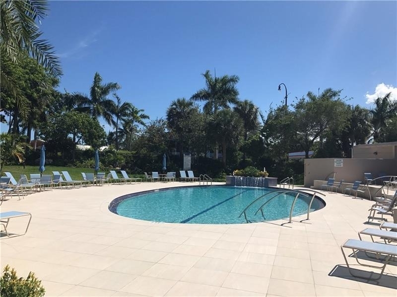 1537 E Hillsboro Boulevard - Photo 27