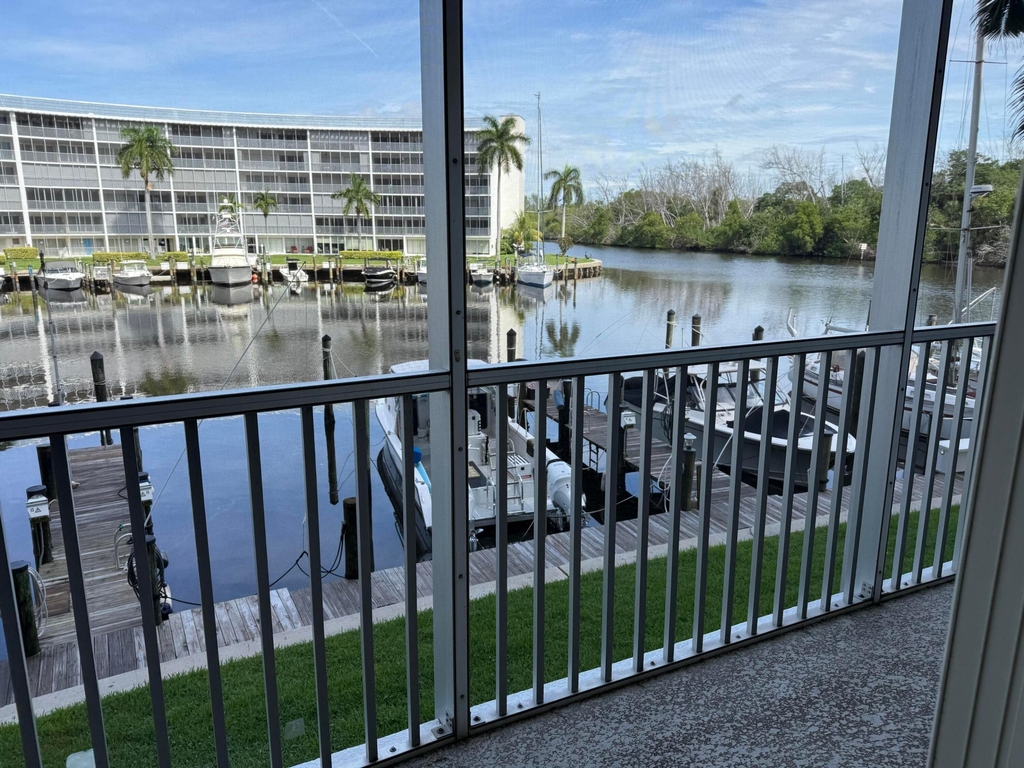 1537 E Hillsboro Boulevard - Photo 0