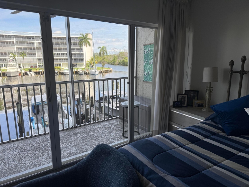 1537 E Hillsboro Boulevard - Photo 7