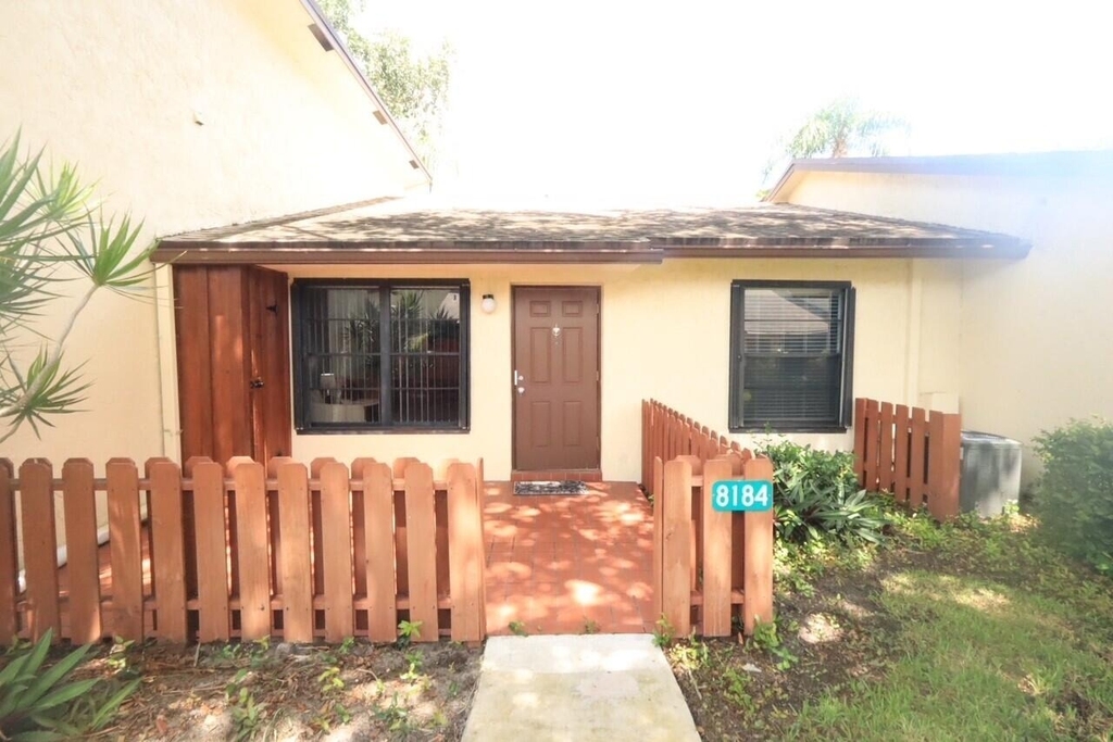 8184 Se Villa Way - Photo 1