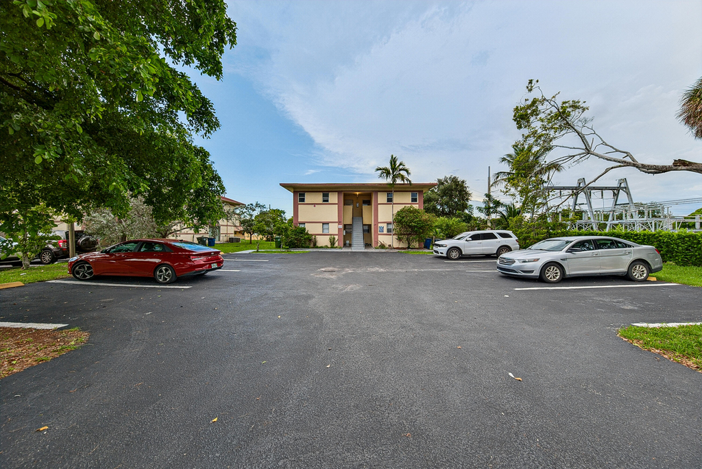 825 Sw 10th Street - Photo 0