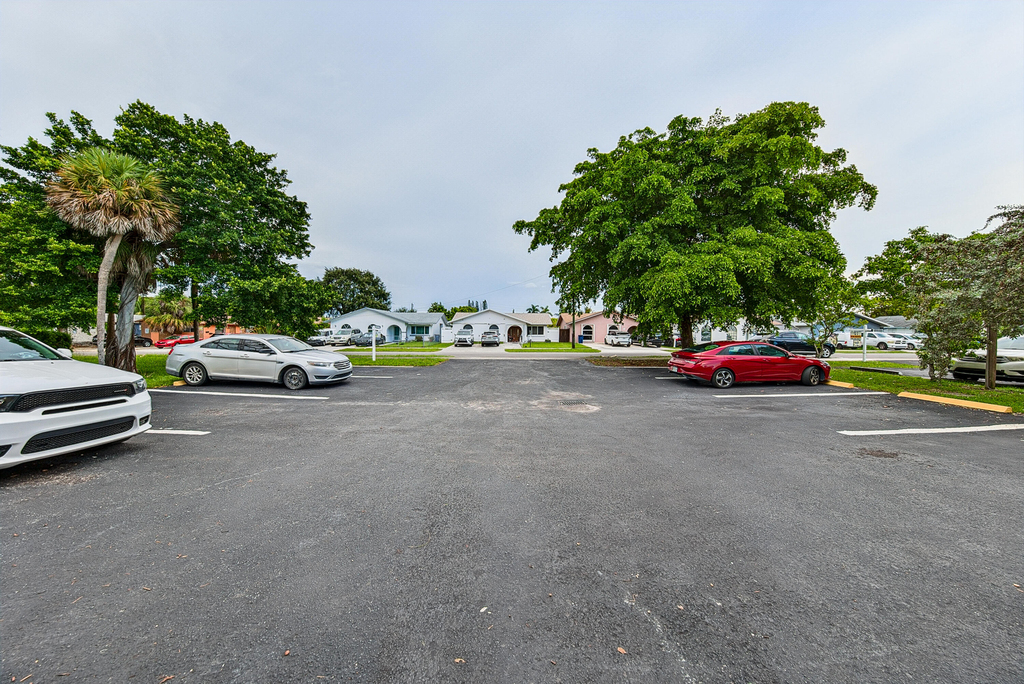 825 Sw 10th Street - Photo 2