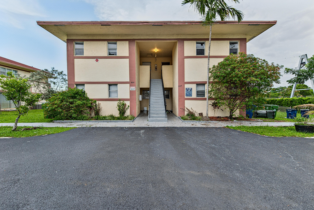 825 Sw 10th Street - Photo 1