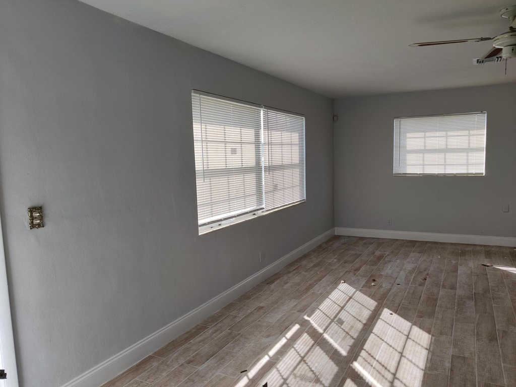 1496 W 32nd Street - Photo 2