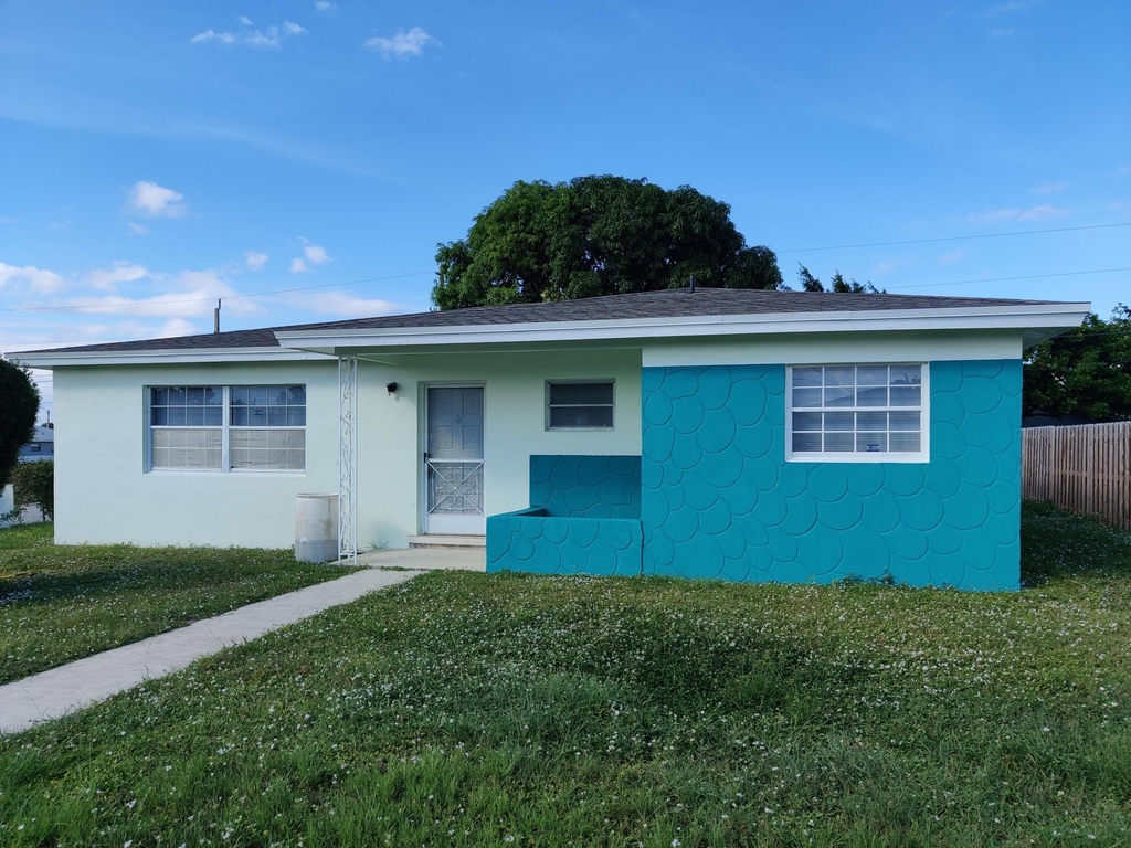1496 W 32nd Street - Photo 0