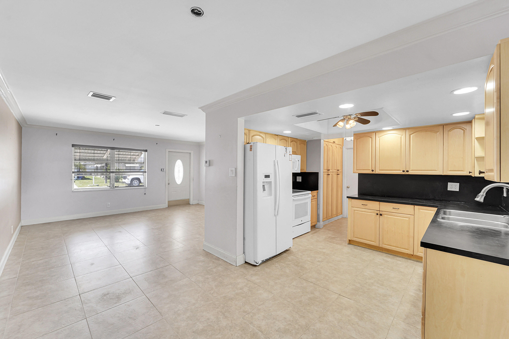 7255 Nw 8th Court - Photo 5