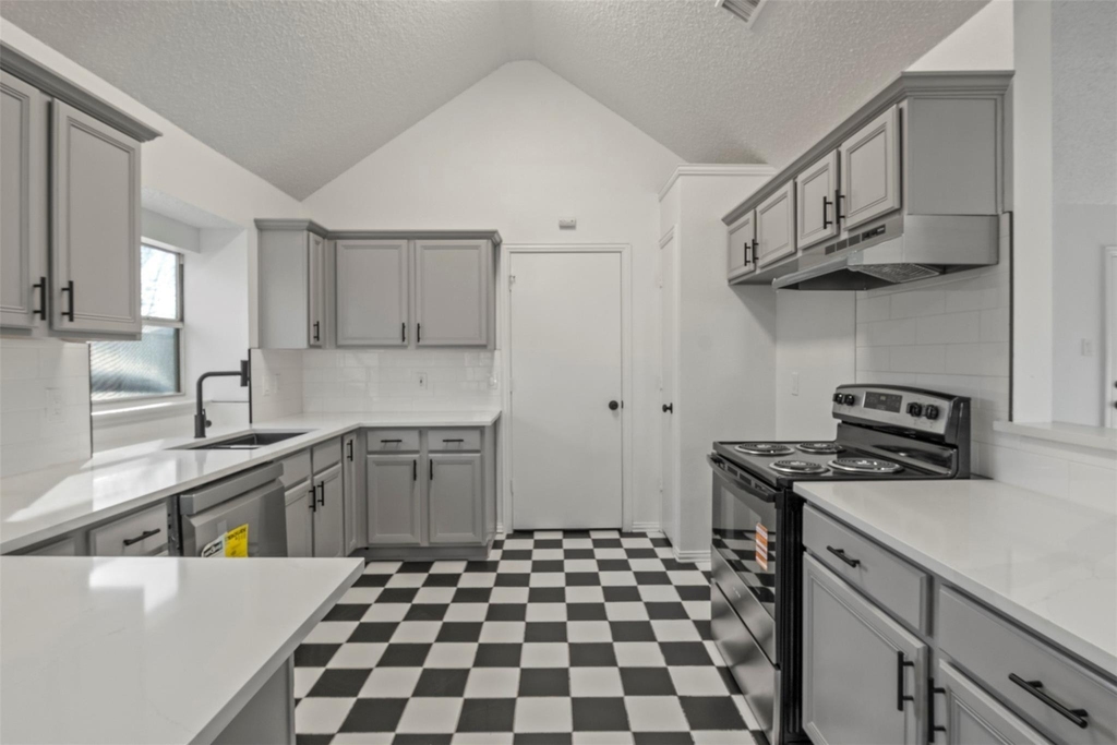 1308 London Drive - Photo 3