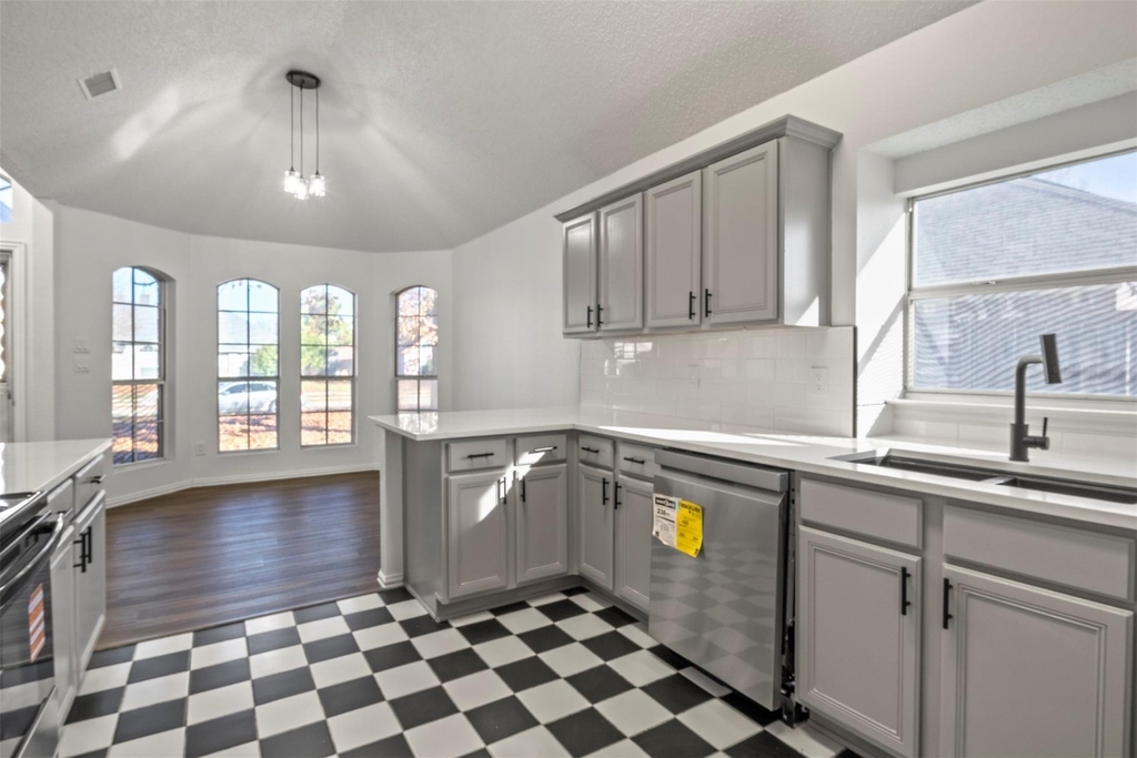 1308 London Drive - Photo 4