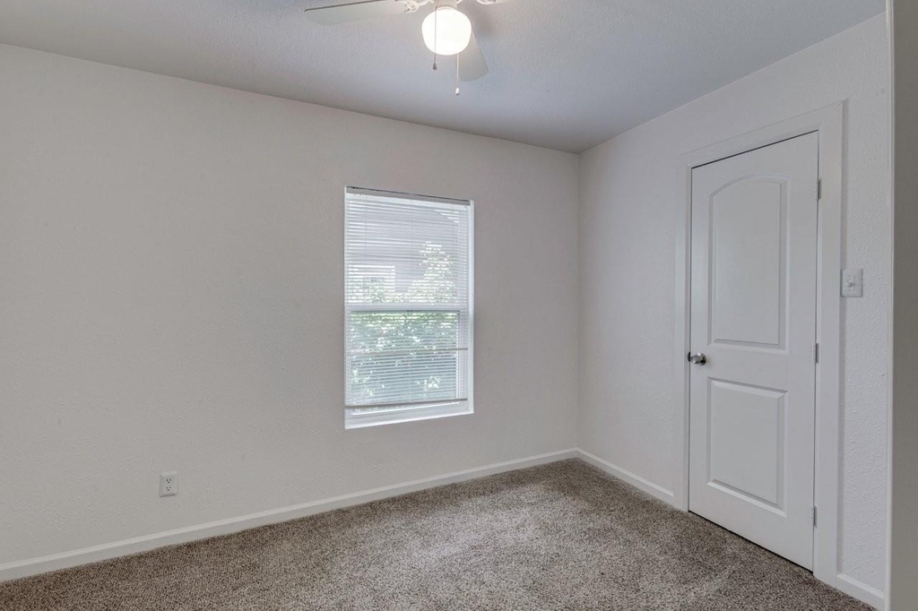 1738 Oak Hill Circle - Photo 17