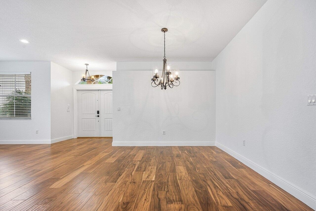 6328 Stonehurst Circle - Photo 8