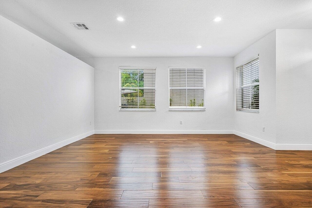 6328 Stonehurst Circle - Photo 9