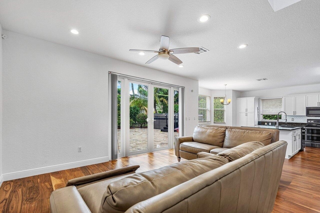 6328 Stonehurst Circle - Photo 11