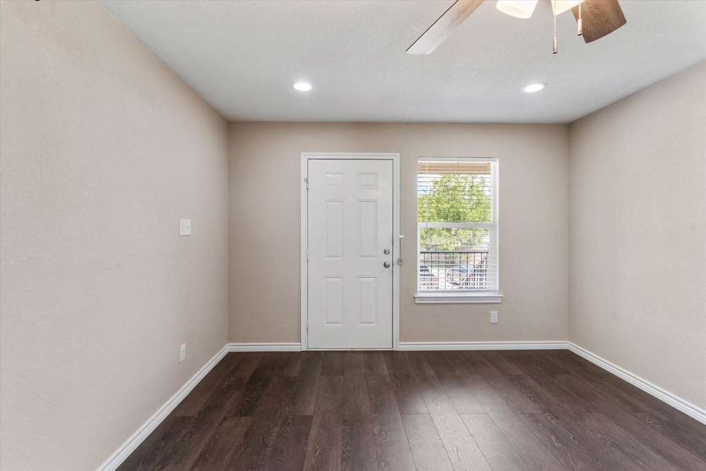 1406 Courtney Place - Photo 3