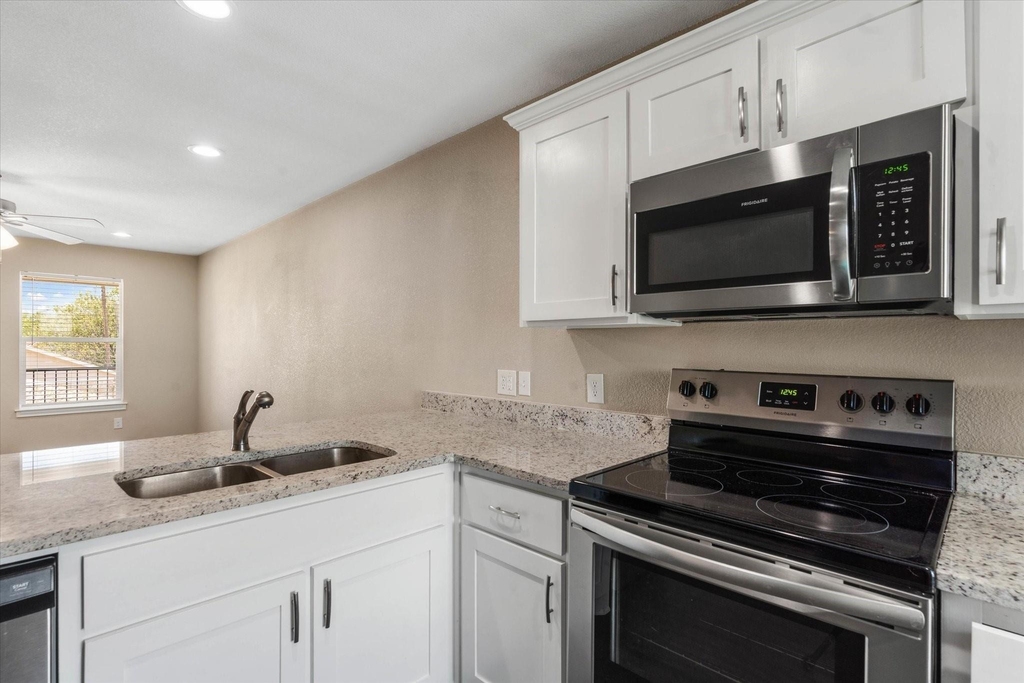 1406 Courtney Place - Photo 8
