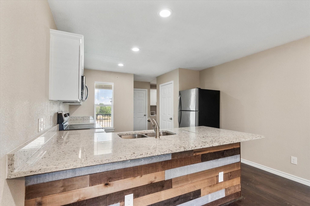 1406 Courtney Place - Photo 5