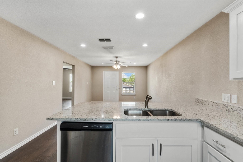 1406 Courtney Place - Photo 6