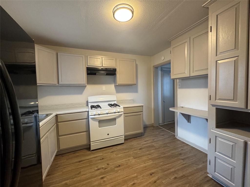 310 Avenue J - Photo 4