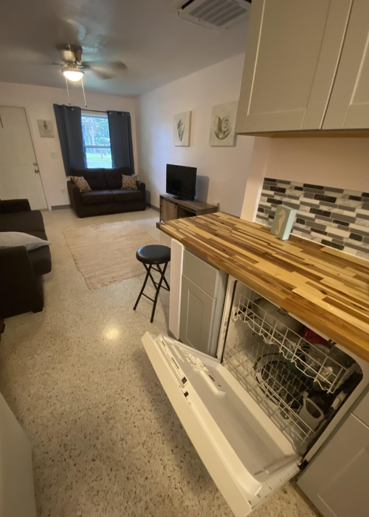 1112 Avenue E - Photo 4
