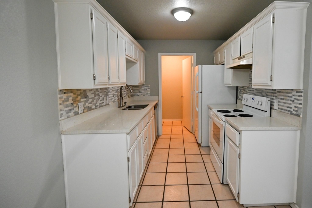 502 N Sewell Drive - Photo 2
