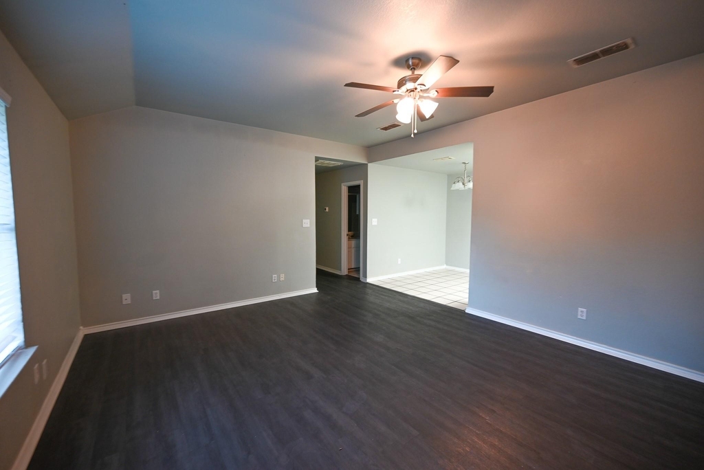 606 N Sewell Drive - Photo 2