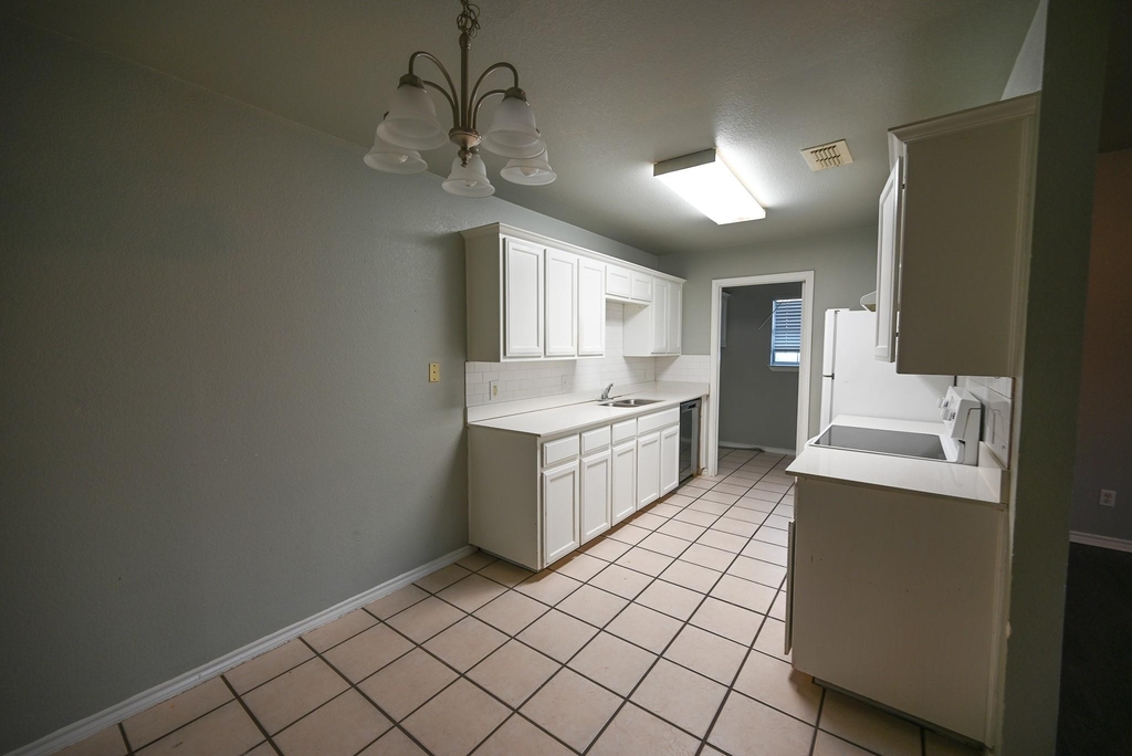 606 N Sewell Drive - Photo 3
