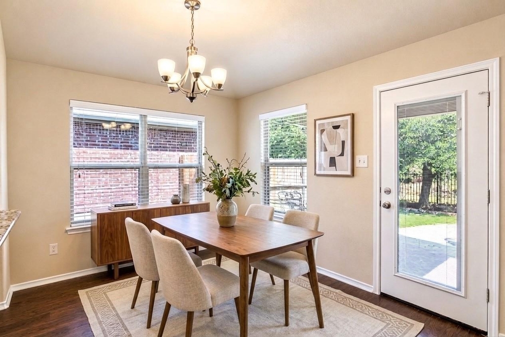 2805 Leslie Lane - Photo 2