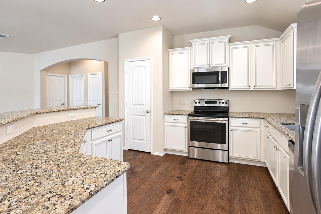 2805 Leslie Lane - Photo 6