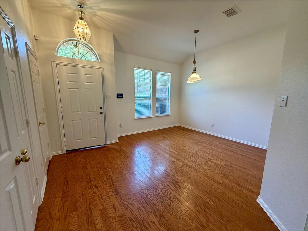 1584 Meadowview - Photo 4