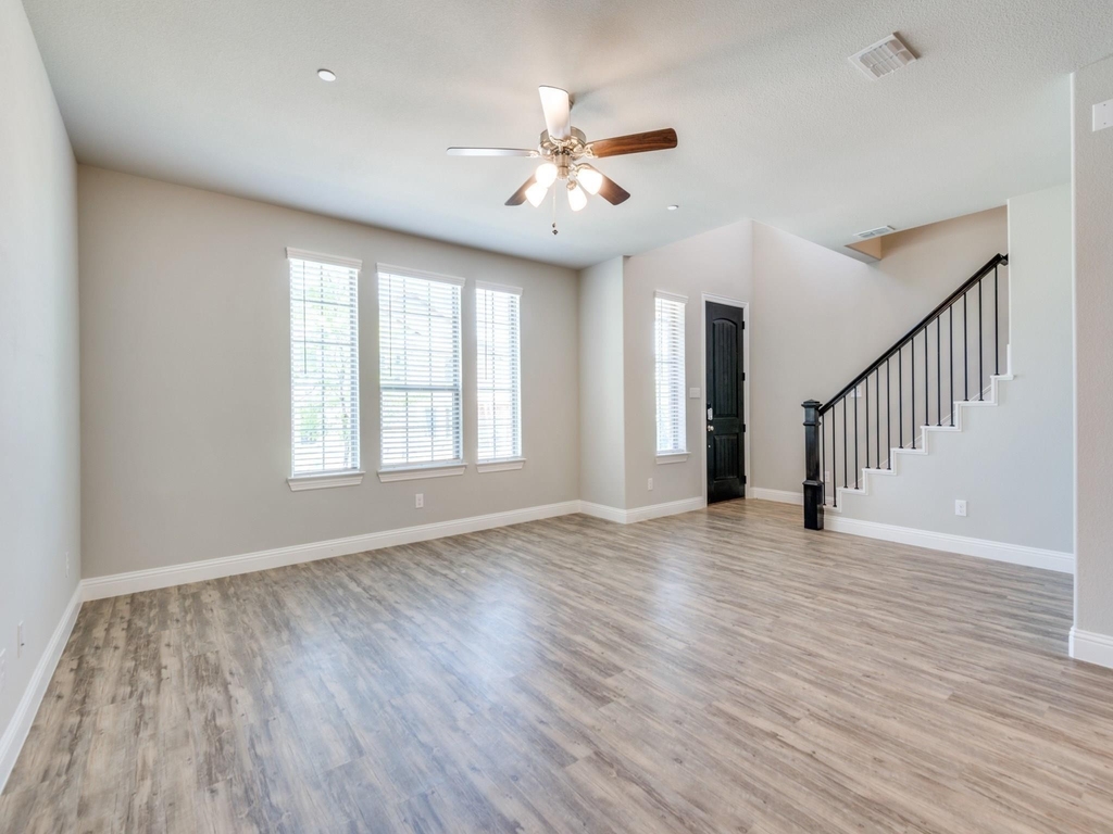1036 Foxglove Drive - Photo 4
