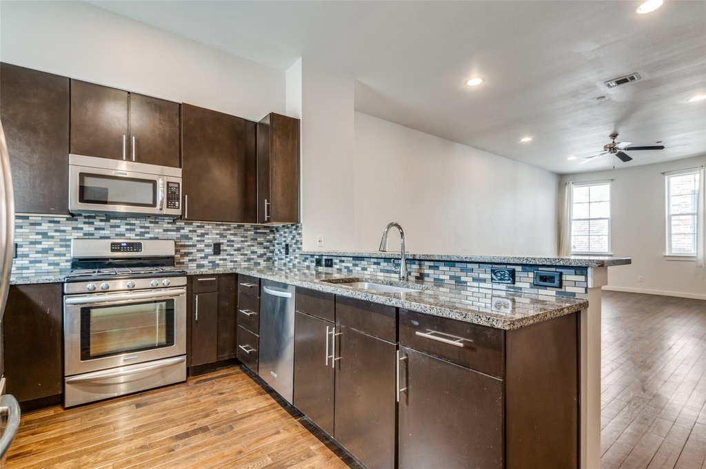 3200 Ross Avenue - Photo 1
