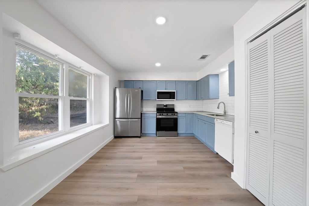 813 Panay Way Drive - Photo 3